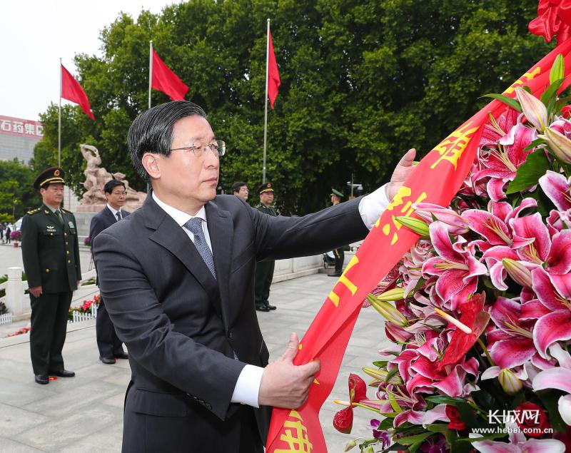 河北省在华北军区烈士陵园向烈士敬献花篮