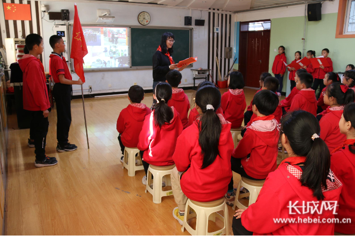 向英雄致敬 与祖国同行!建明小学开展庆祝建队日主题中队会