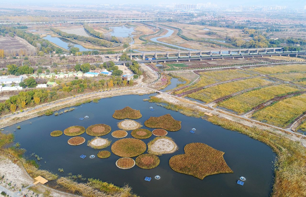 怀来:深秋时节官厅水库湿地公园别样美