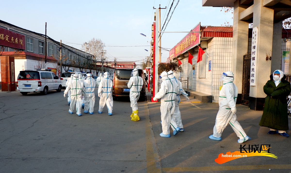 1月5日,石家庄市藁城区疾控中心人员进驻增村镇开展疫情流调工作.