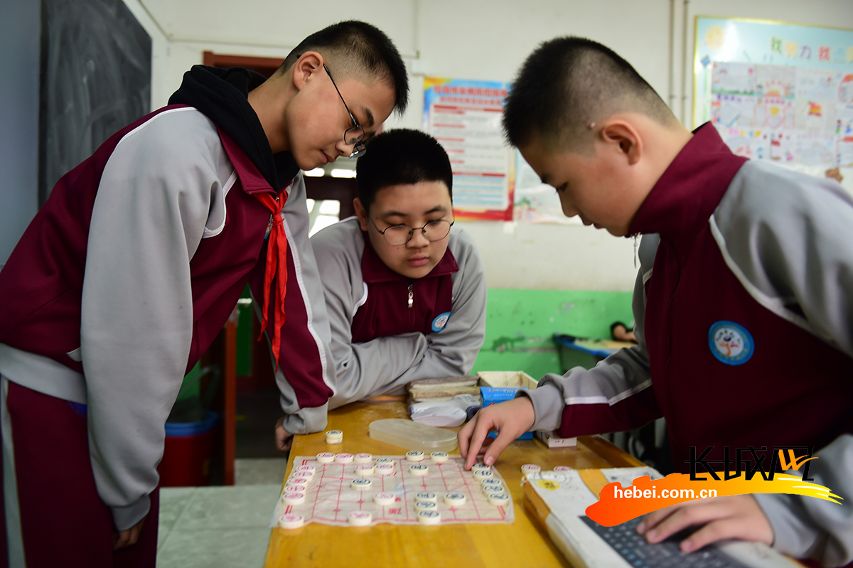 在沧州市新华区车站小学课后服务活动中,象棋兴趣小组的学生在下棋.