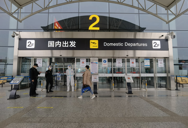 3月26日上午,在石家庄机场,旅客陆续进入机场大厅.