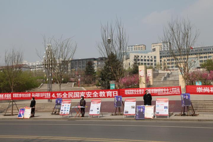 营造庆祝建党100周年良好氛围"这一主题,通过摆放展板,悬挂条幅,设立