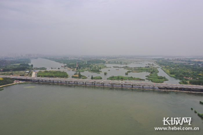 位于河北首石家庄市正定县的南水北调中线干线滹沱河退水闸闸门徐徐