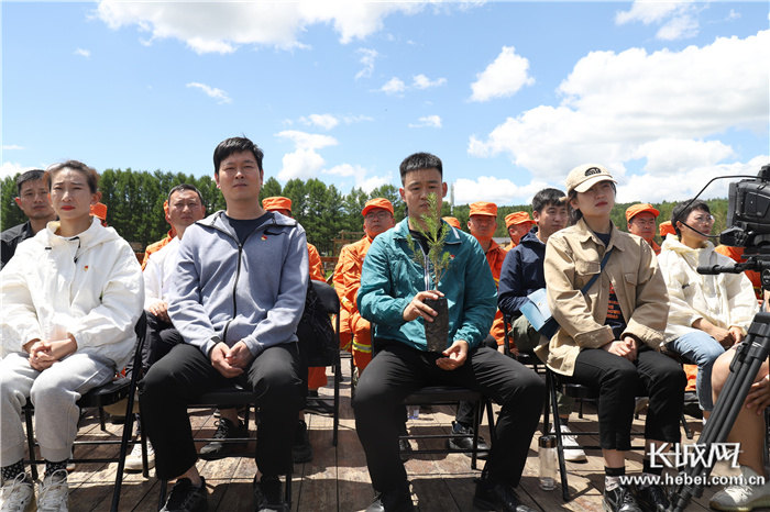 "塞罕坝机械林场场长陈智卿结合自身经历,讲述了第二代务林人接力传承
