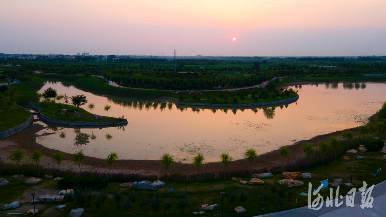 2021年8月7日,夕照下的河北省宁晋县凤鸣湖公园美景如画.