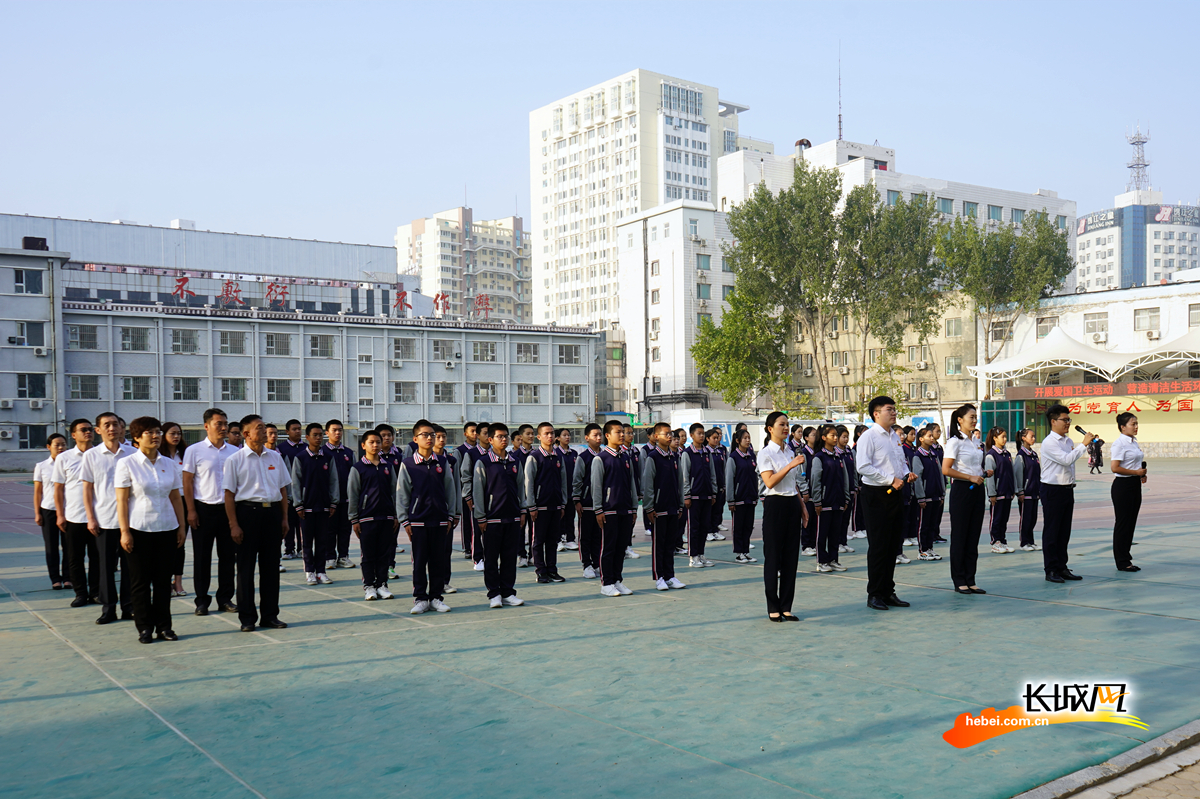 保定育德中学与留法勤工俭学运动纪念馆开展国旗下诵读活动