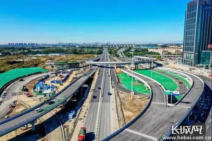 10月12日上午廊坊三河市燕郊西出口立交枢纽项目正式通车