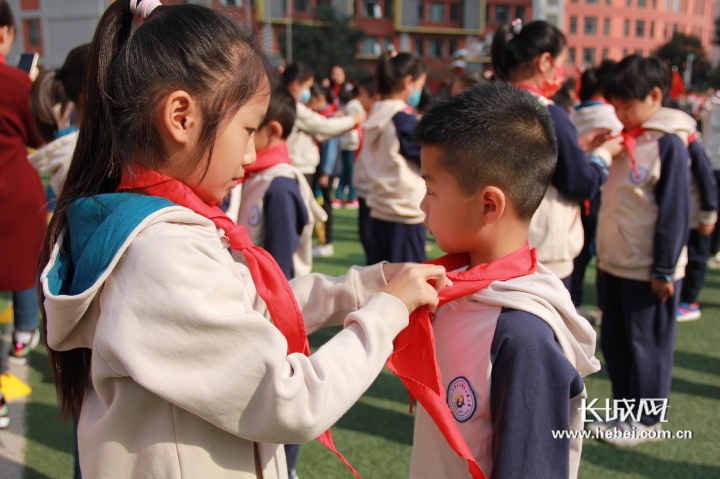 老队员为新队员佩戴红领巾.石家庄市瀚唐和雅小学 供图