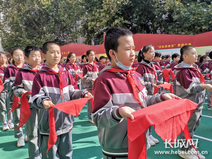 石家庄市栗胜路小学举行新队员入队仪式