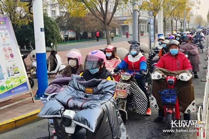 滄州市區騎乘電動自行車戴頭盔人數已超80%