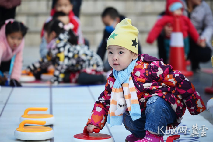 2019年12月5日河北省首届冰雪运动会期间“冰雪娃娃”上冰雪的照片发表在《人民日报》体育版。长城网记者 许付磊 摄