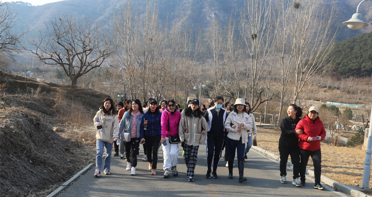 迁西县税务局开展“三八妇女节”登山活动