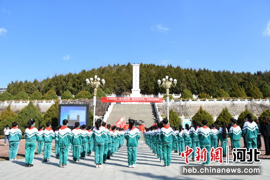 学生们正在参加祭扫烈士陵墓活动。 郝云崎 摄