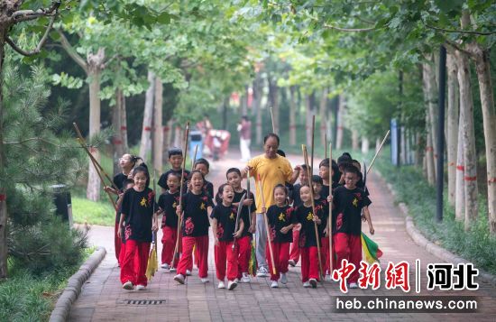 在河北沧州渤海新区黄骅市南海公园，练习结束后张国钧和学生们在一起。 作者 张国文
