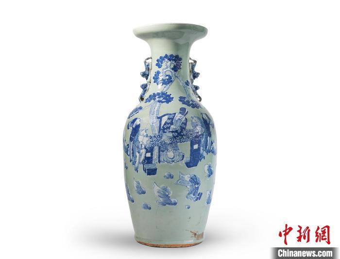 豆青地堆白青花松下高士图双耳瓶。图片来源：上海市文旅局