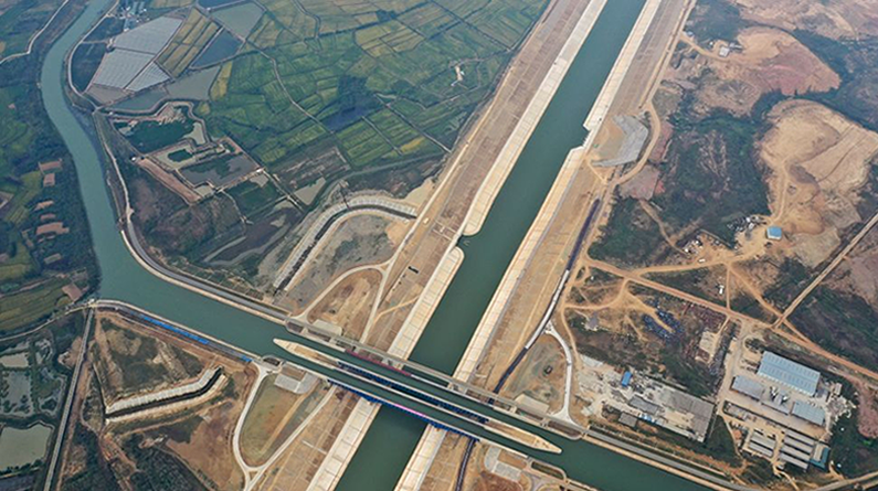 新华全媒+丨河上有河！无人机带你鸟瞰世界单跨最大“水上立交”