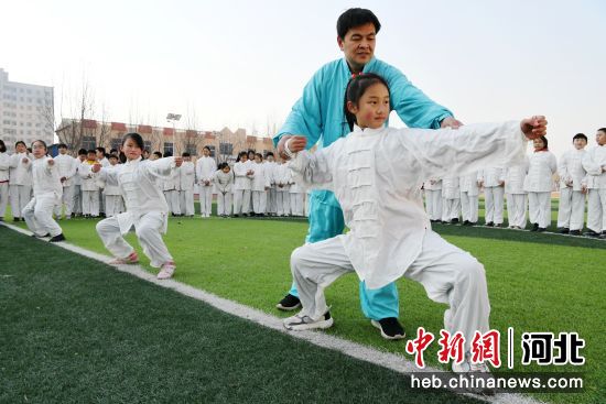 图为广平县第二实验小学的学生们在老师指导下学习太极拳。 程学虎 摄