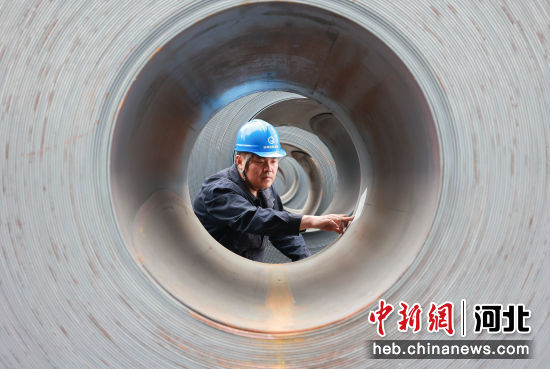 在邯郸国际陆港，工作人员在检查钢卷产品质量。 陈征