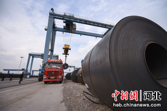 在邯郸国际陆港，钢卷正在被吊装起运。 李昊 摄