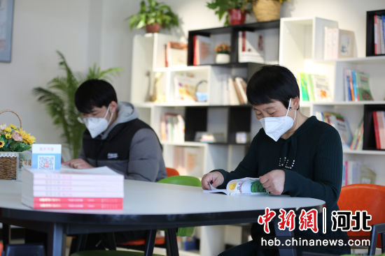 在河北省邢台市南和区贾宋镇后寺上村，村民在农家书屋读书。 作者 武国栋