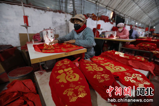 石家庄市赵县前大章乡后大章村宫灯生产基地工作人员们正在加紧生产，供应节日市场。 朱涛 摄