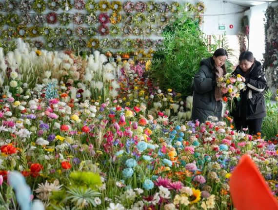  Silk flowers "bloom" to increase income