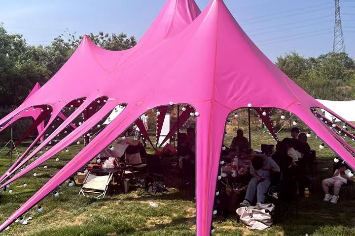 一顶帐篷支起“诗和远方” “露营热”吹开消费“繁花”