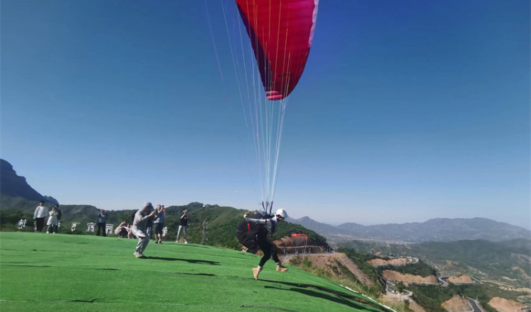 乘滑翔伞，飞“阅”锦绣山河