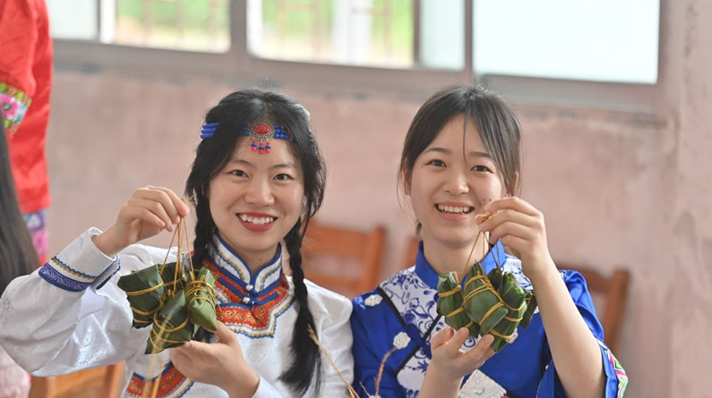  Traditional folk customs welcome the Dragon Boat Festival
