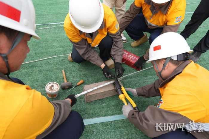 石家庄供电段抢险人员演练接续贯通电力线1.jpg(1)