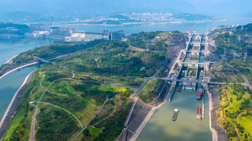 三峡船闸今年过闸货运量突破1亿吨