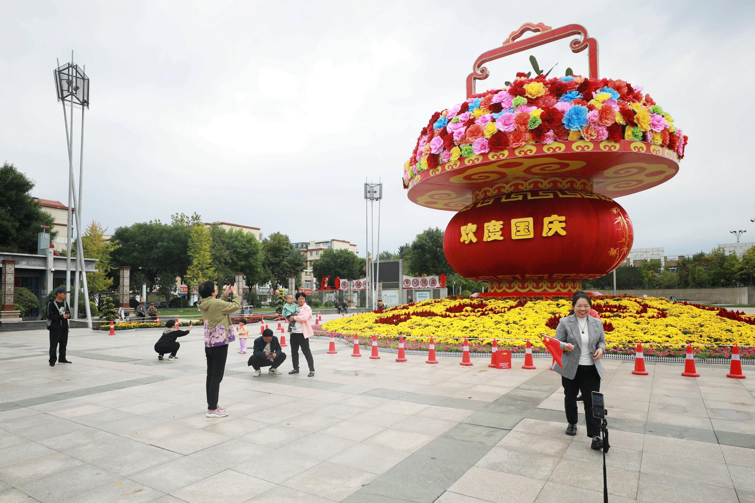 廊坊固安：花团锦簇 拉满节日氛围感