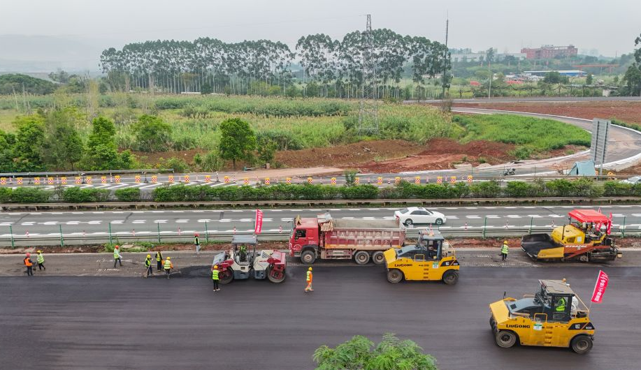 成南高速扩容工程淮口互通进入路面施工阶段