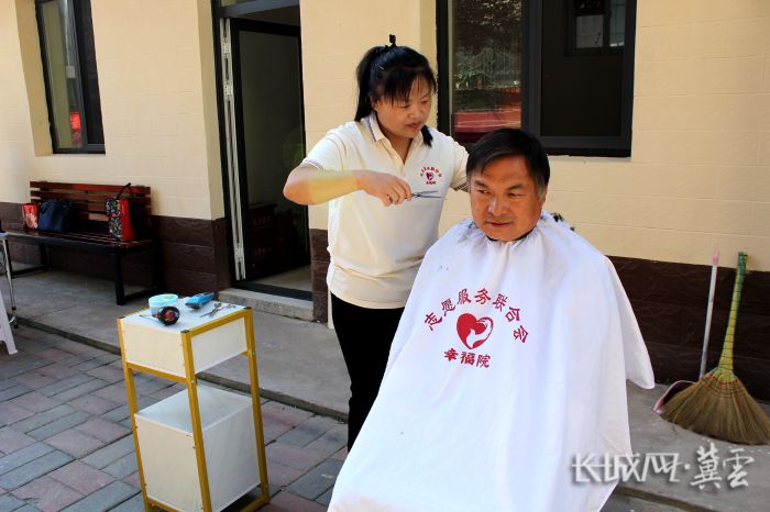 “幸福院”多功能便民服务中心组织志愿者开展义剪服务。_副本