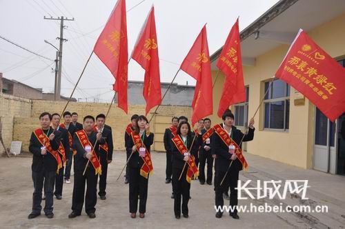 电(耿丽娜 刘杰)86岁的焦园村建国前老党员焦占起接过大米和食用油,再