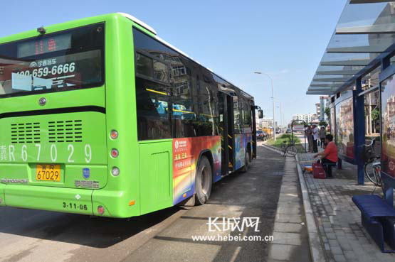 這是人們在等11路公交車.長城網 李學新 攝