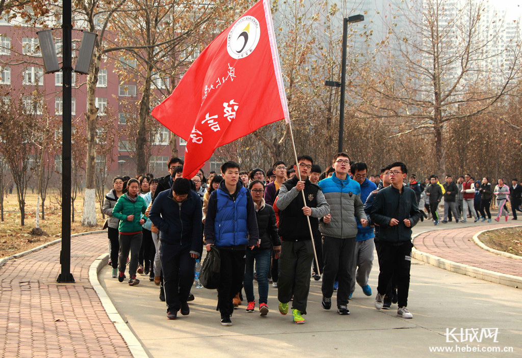 東北大學秦皇島分校舉行陽光體育冬季長跑接力賽