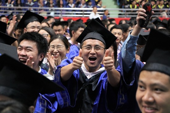 6月15日,湘潭大学举行2017届毕业生毕业典礼