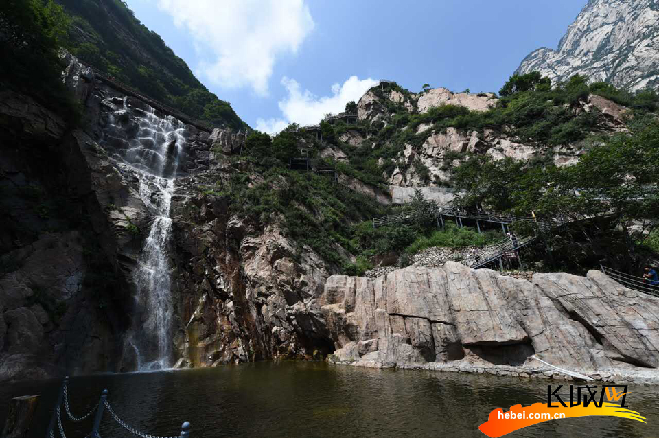 漫山花溪谷漂流图片