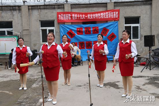 武安市南文章村"特色理论宣讲在基层"小分队正在演出.王海波提供