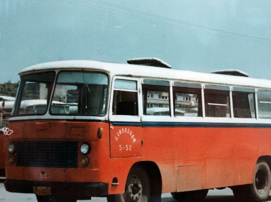 西宁老式公交车图片