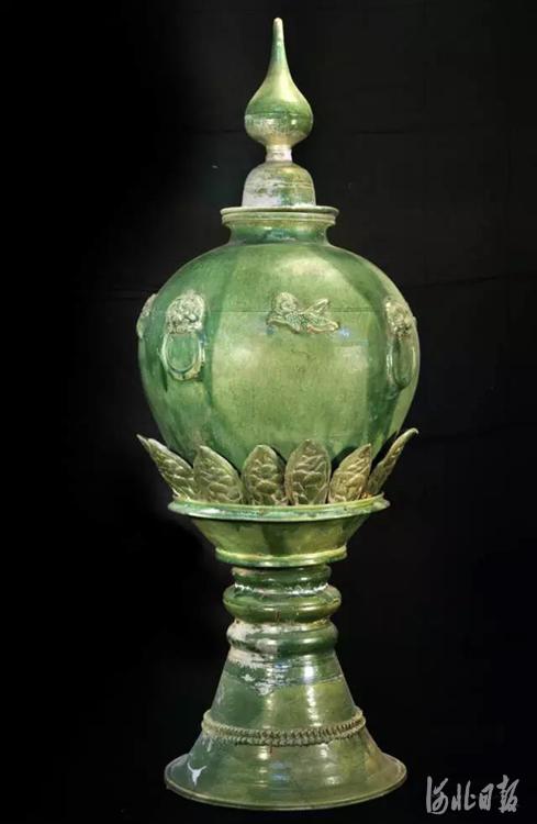 唐绿釉贴花塔形莲座陶罐图片由蔚州博物馆提供