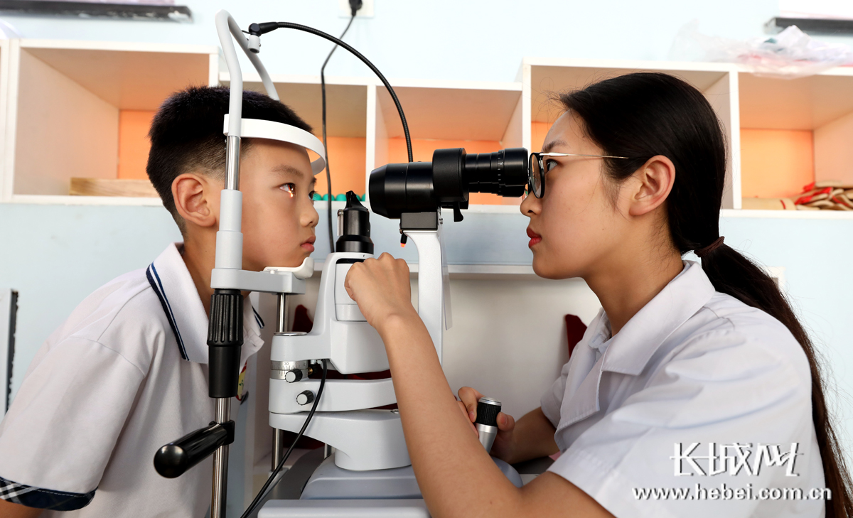 香河县中医院眼科医生使用裂隙灯为小朋友检查眼睛