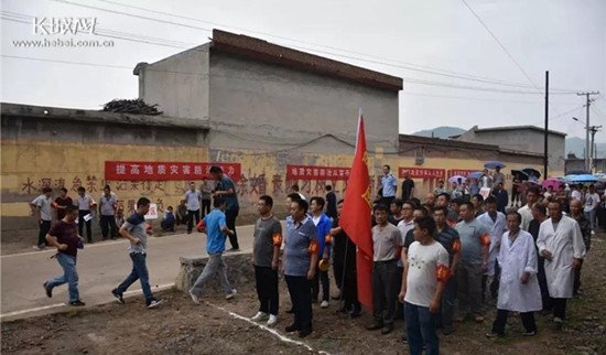 演练模拟汛期白土镇北羊城村滑坡隐患点因持续降雨和局部暴雨,引起大