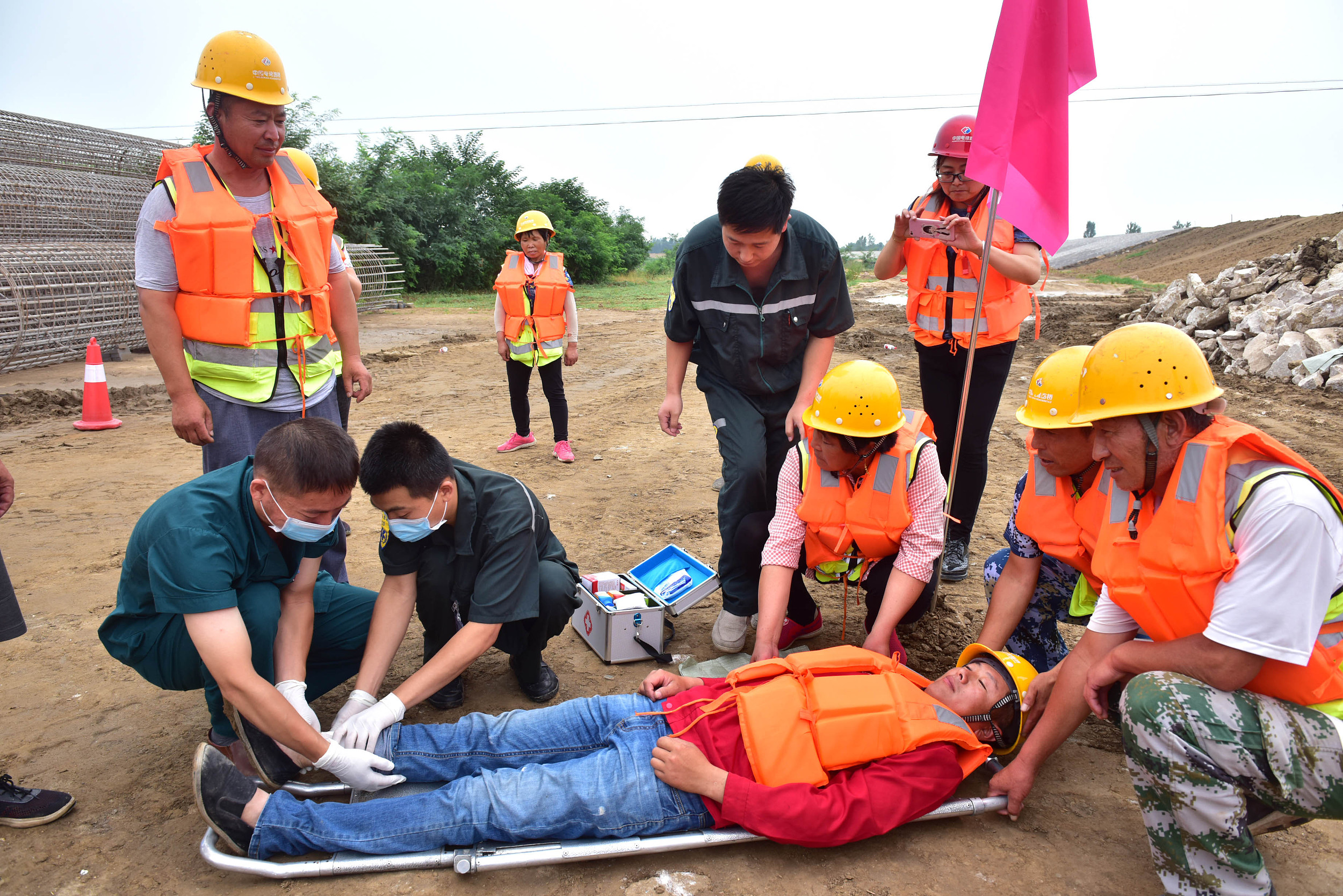 2018年7月9日,河北省石家庄新乐市正在进行防汛演练活动,装运沙袋防洪