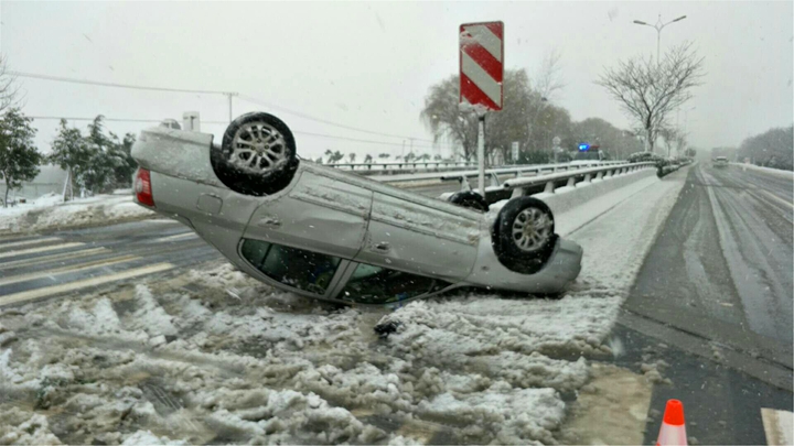 冬天出车祸图片图片