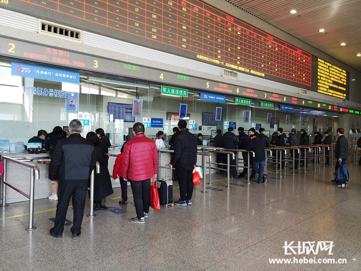 唐山火车站旅客在售票窗口前排队买票记者 闫航 摄