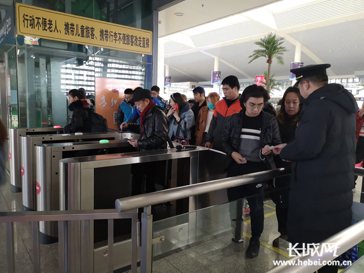 唐山火车站旅客正在检票进站记者 闫航 摄