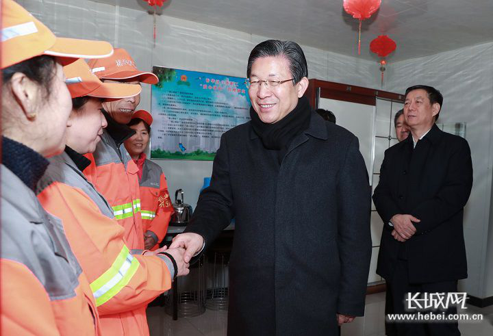 王东峰首先来到石家庄市裕华区槐北路环卫作息用房,看望慰问环卫工人